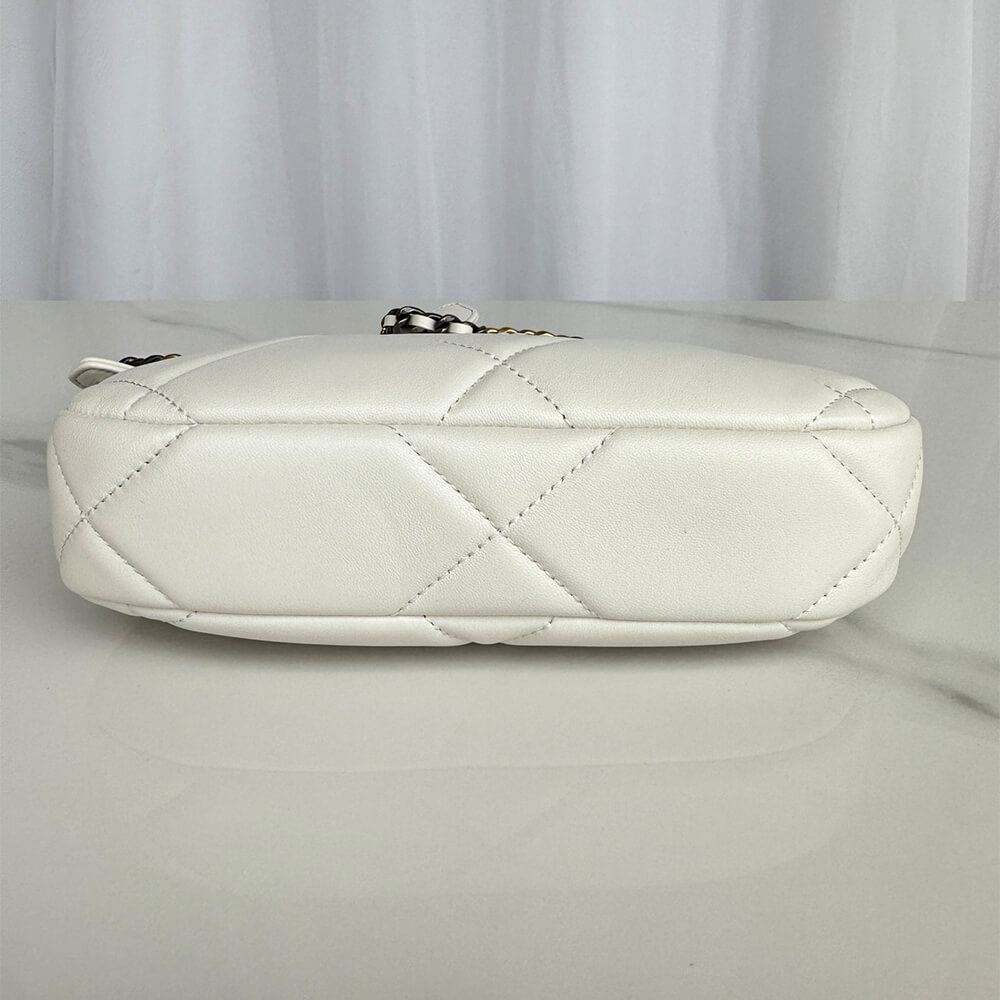 CHANEL 19 chain bag - Image 5
